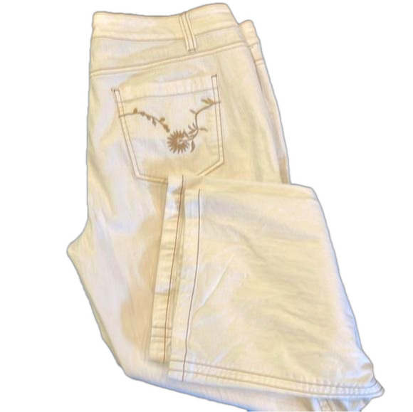BUM equipment size 16 Missy white flare jeans with zip and embroidered pockets - Picture 8 of 8
